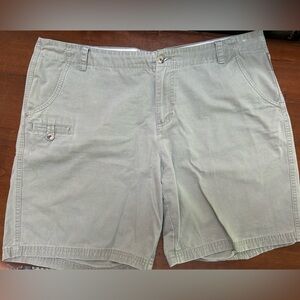 Women’s Columbia Sportwear Casual Tan Shorts 16 Petite, all cotton. 19.5” waist.